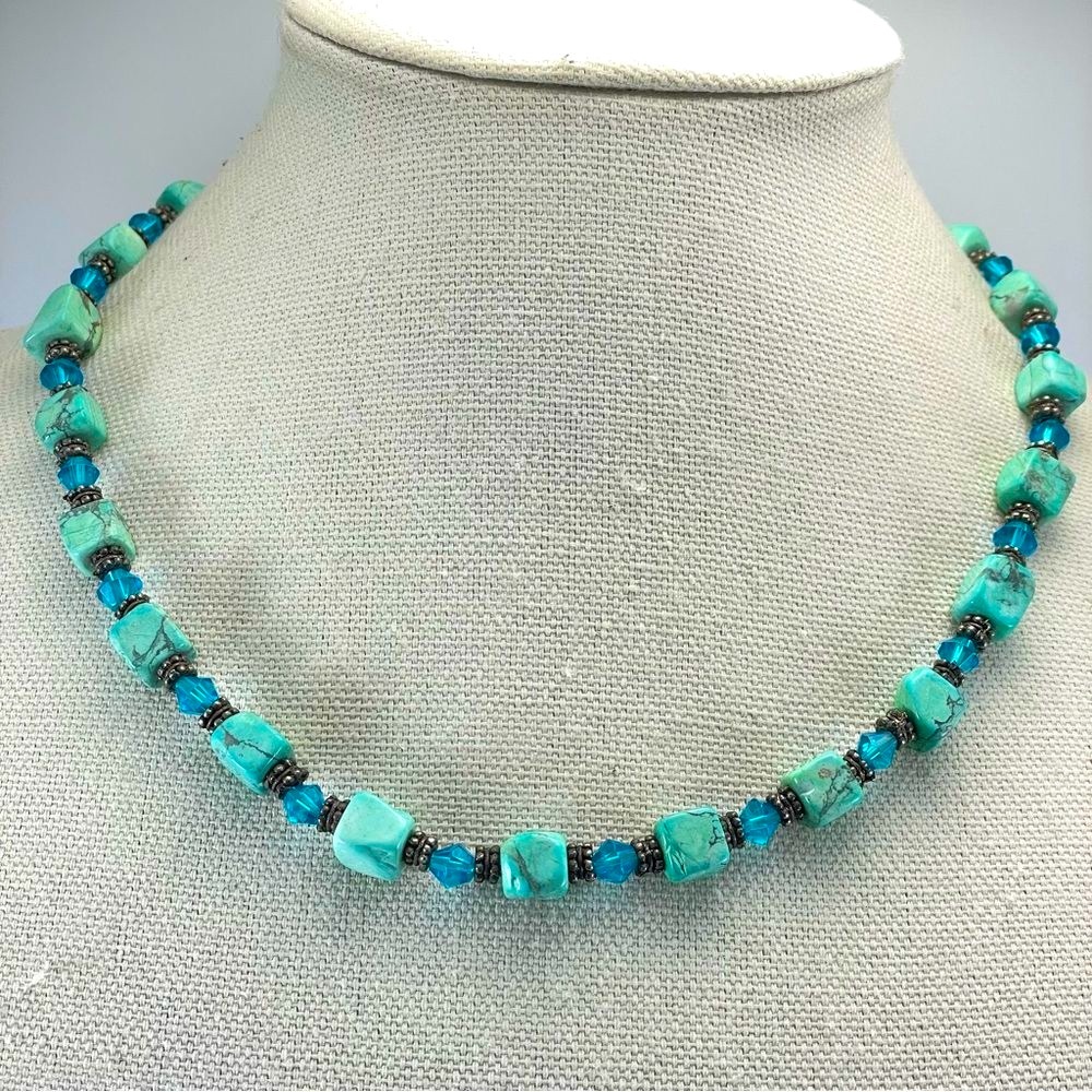 Beautiful Unsigned Turquoise Blue Howlite Blue Glass Silver Tone Beaded Necklace